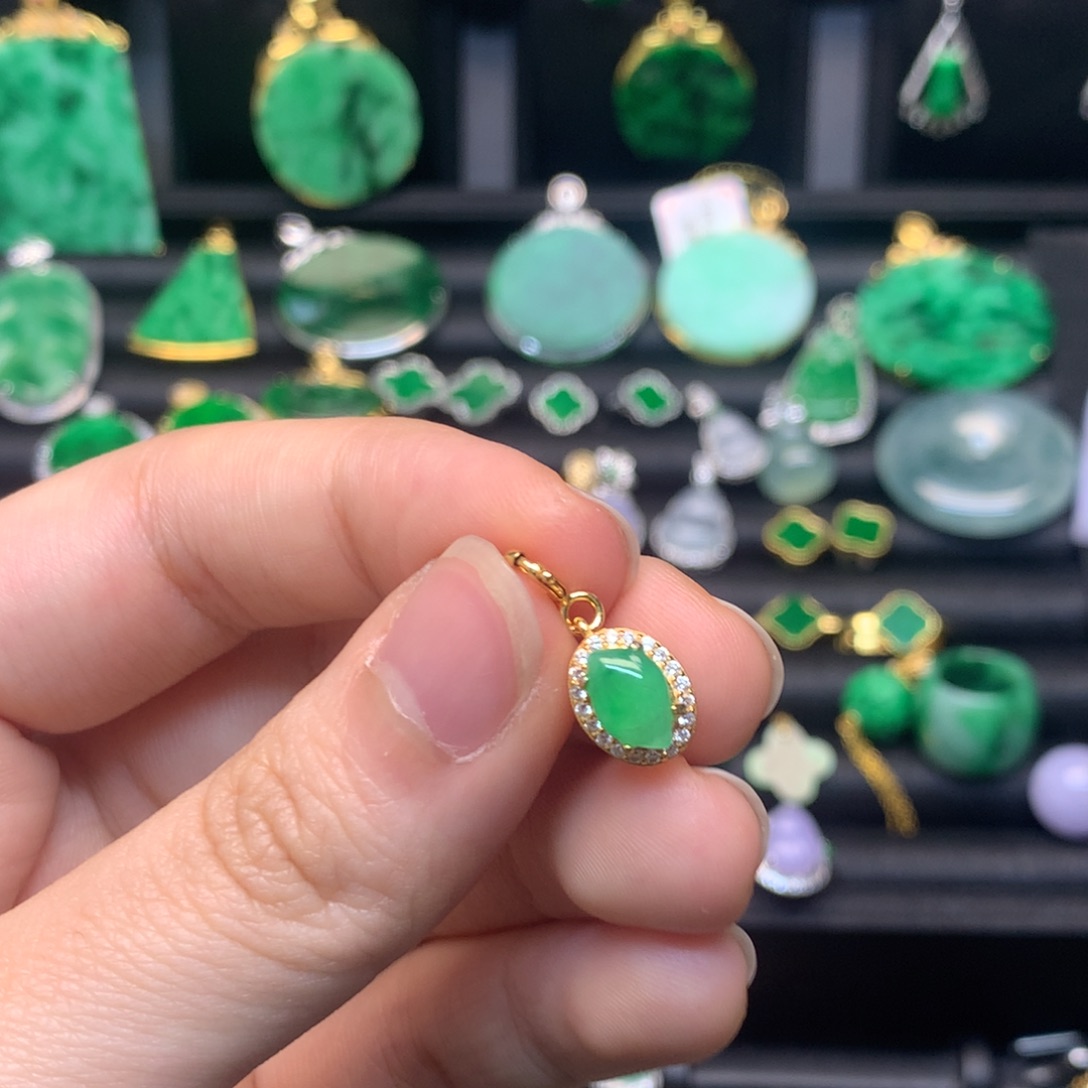 翡翠未镶嵌颈饰有纹裂