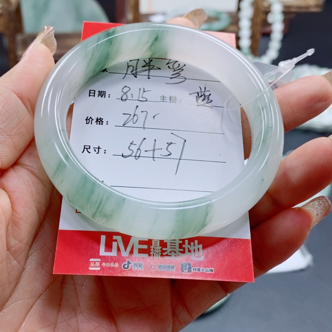 月***弯石英质玉手镯未镶嵌