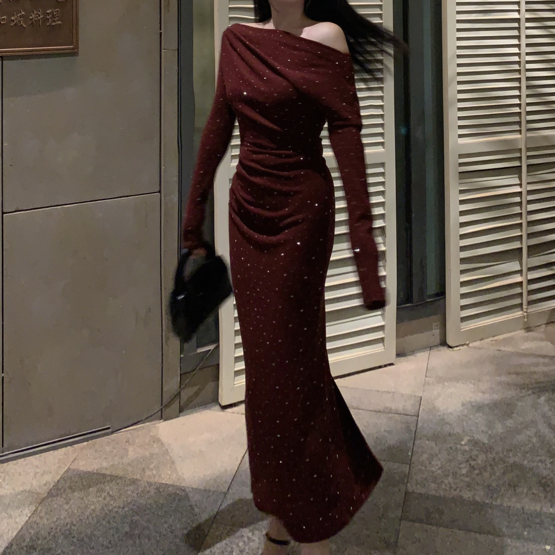 魅鹊 52513 【星河璀璨】法式轻奢斜肩修身显瘦磨毛连衣裙