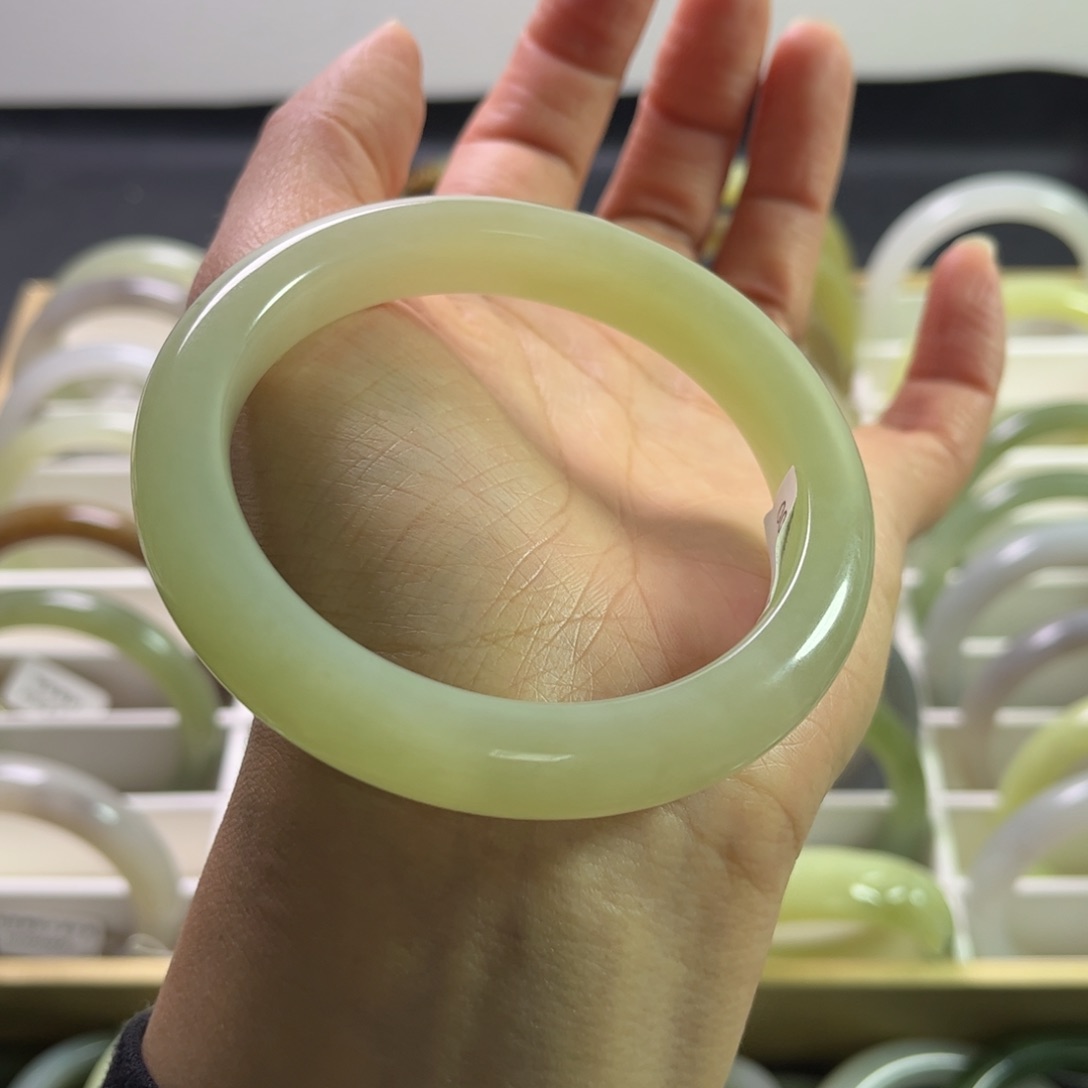 和田玉手镯60圈口未镶嵌