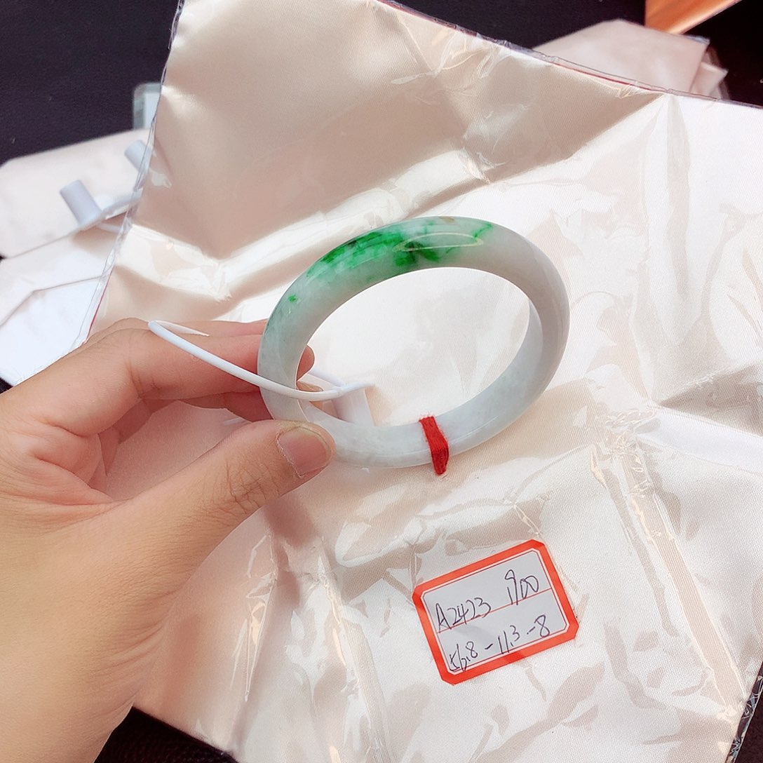 翡翠手镯未镶嵌翡翠