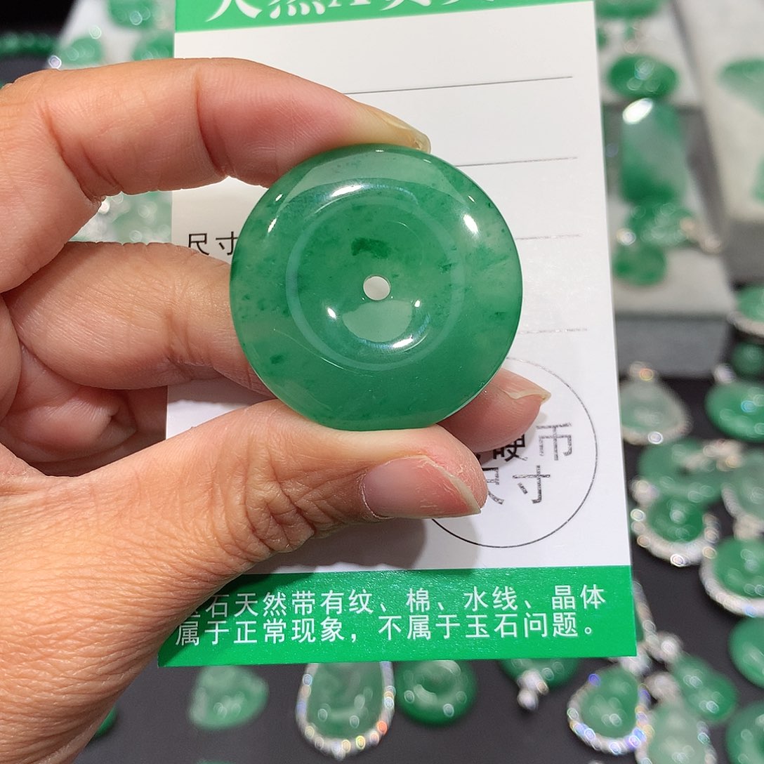 颈饰未镶嵌石英质玉（非洲翠）