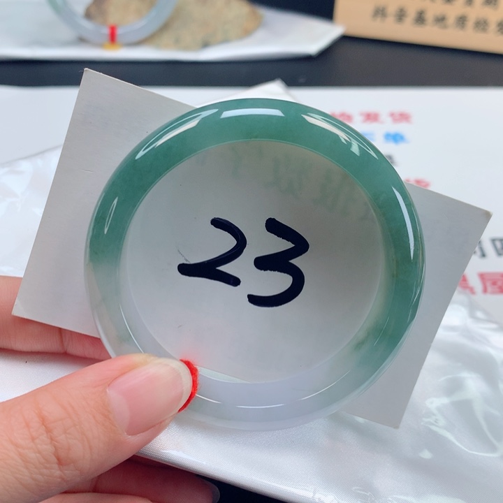 翡翠手镯未镶嵌冰