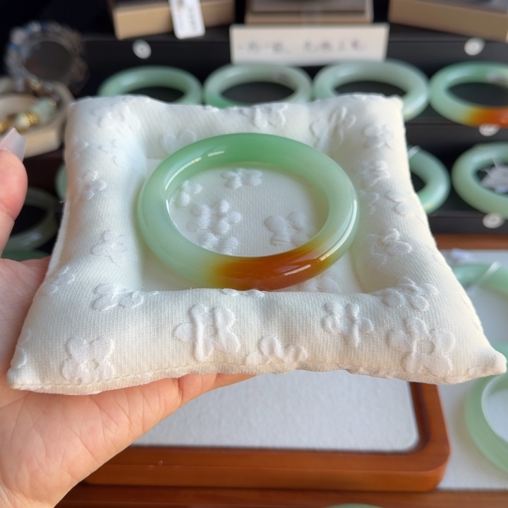 M***慈非金属M旋兹60.3开板特色三彩圆条手镯