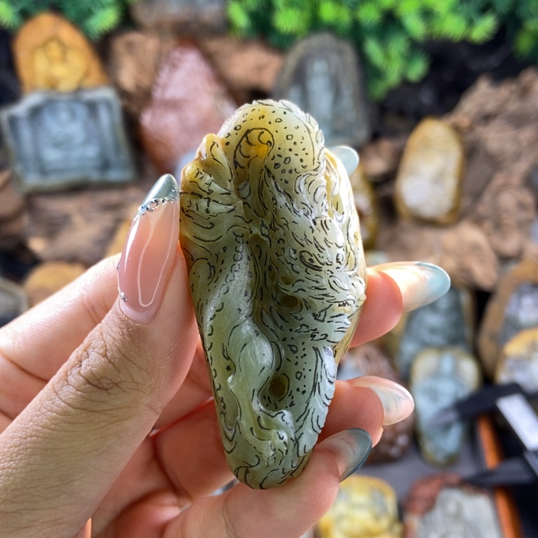 定制翡翠未镶嵌龙牌