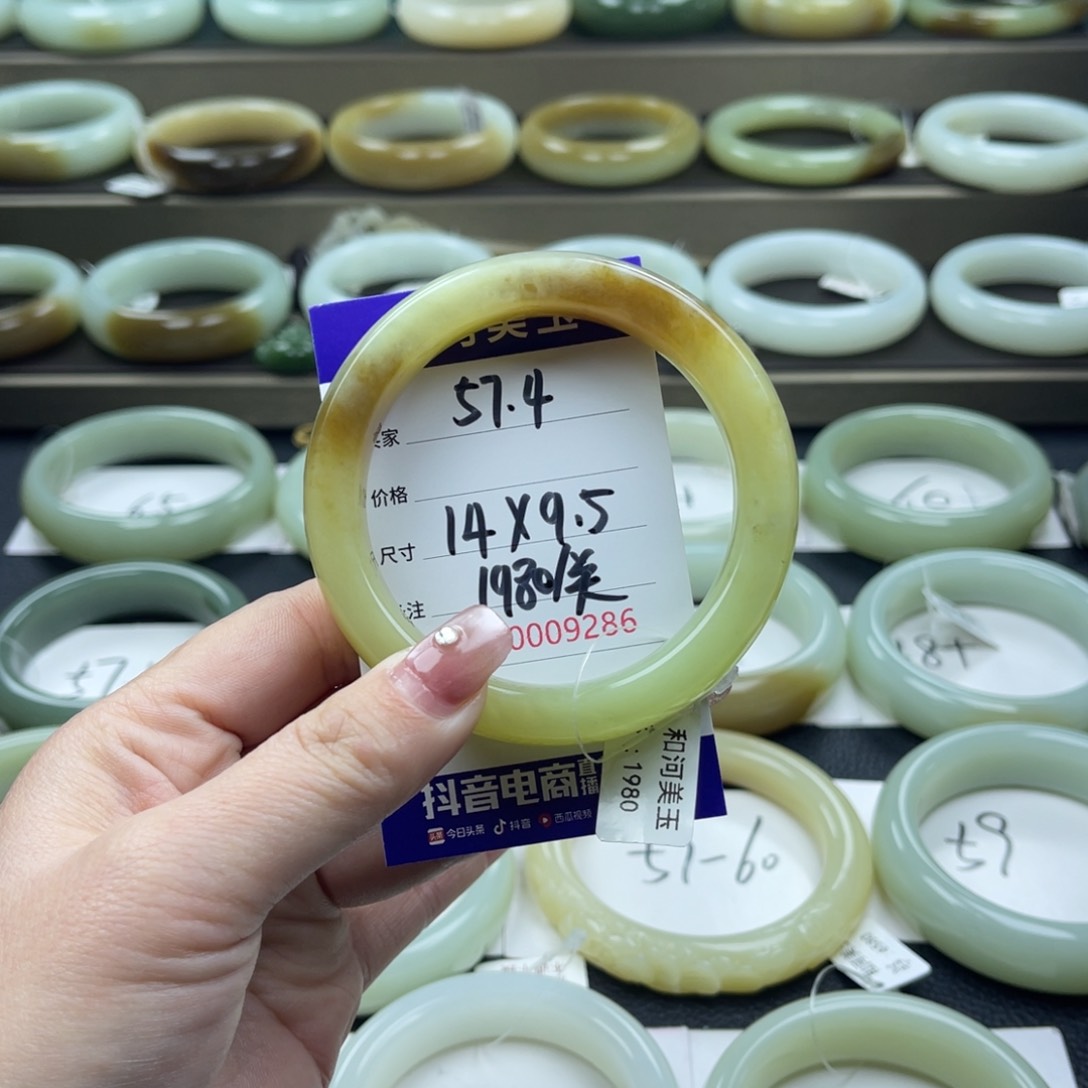 和田玉（糖玉）手镯未镶嵌在**。