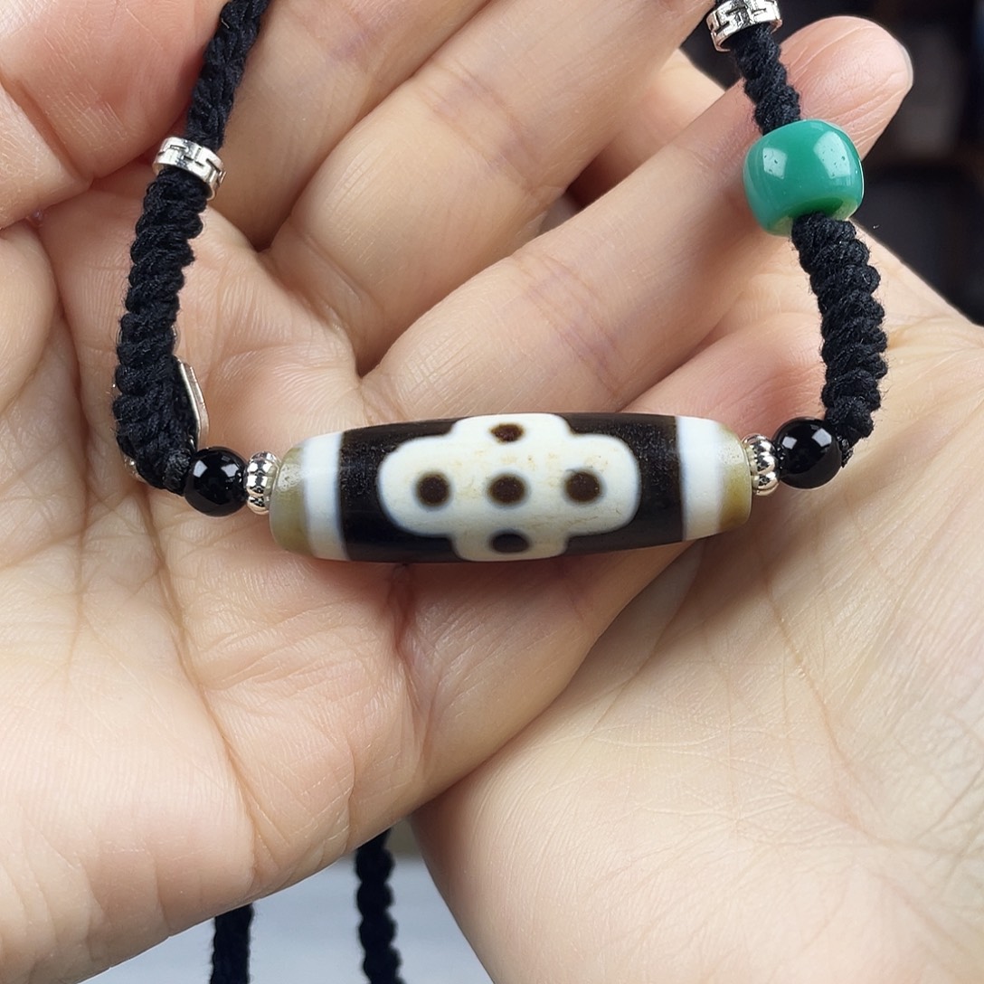 严***当玛瑙/玉髓合金颈饰行运