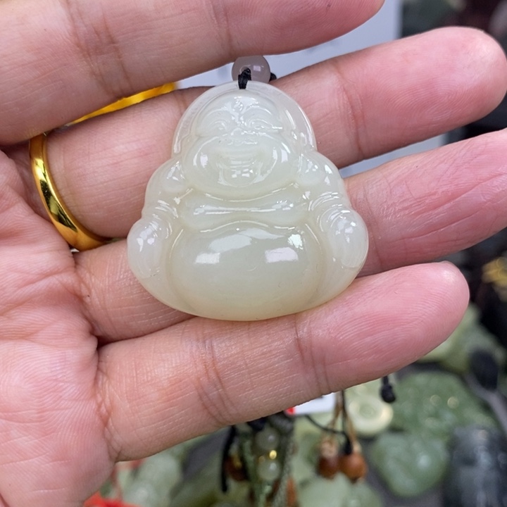 和田玉未镶嵌颈饰众****化