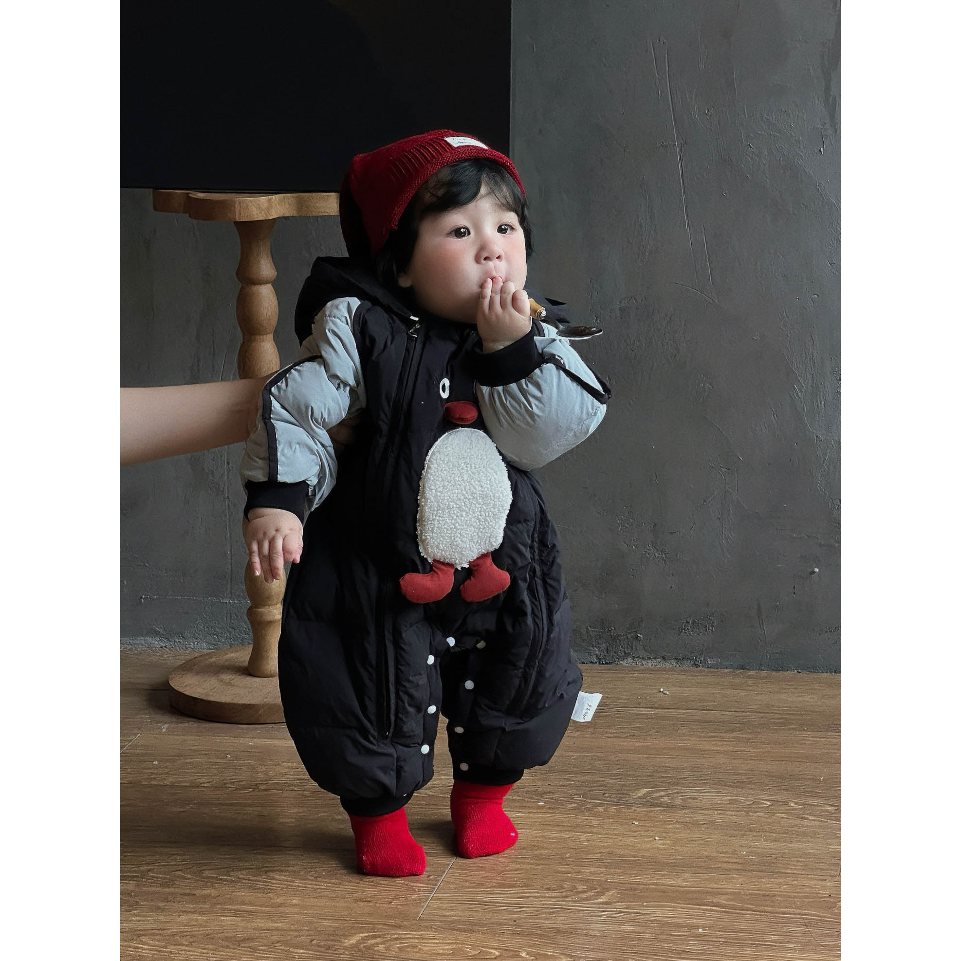 婴儿羽绒服连体衣冬季新款白鸭绒拼接款呆萌企鹅双拉链羽绒服9536