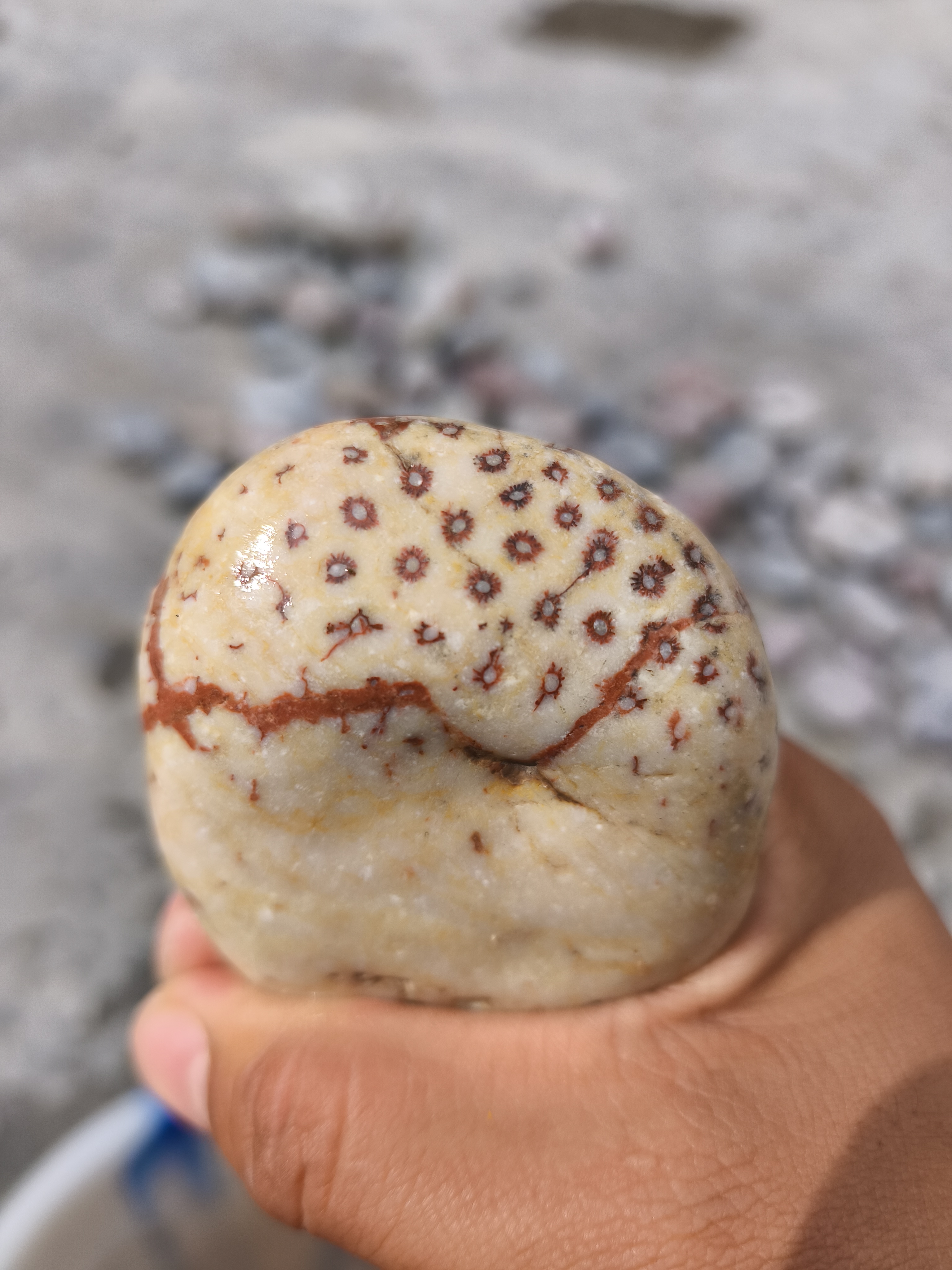 可做桌面装饰，奇石，非金属类