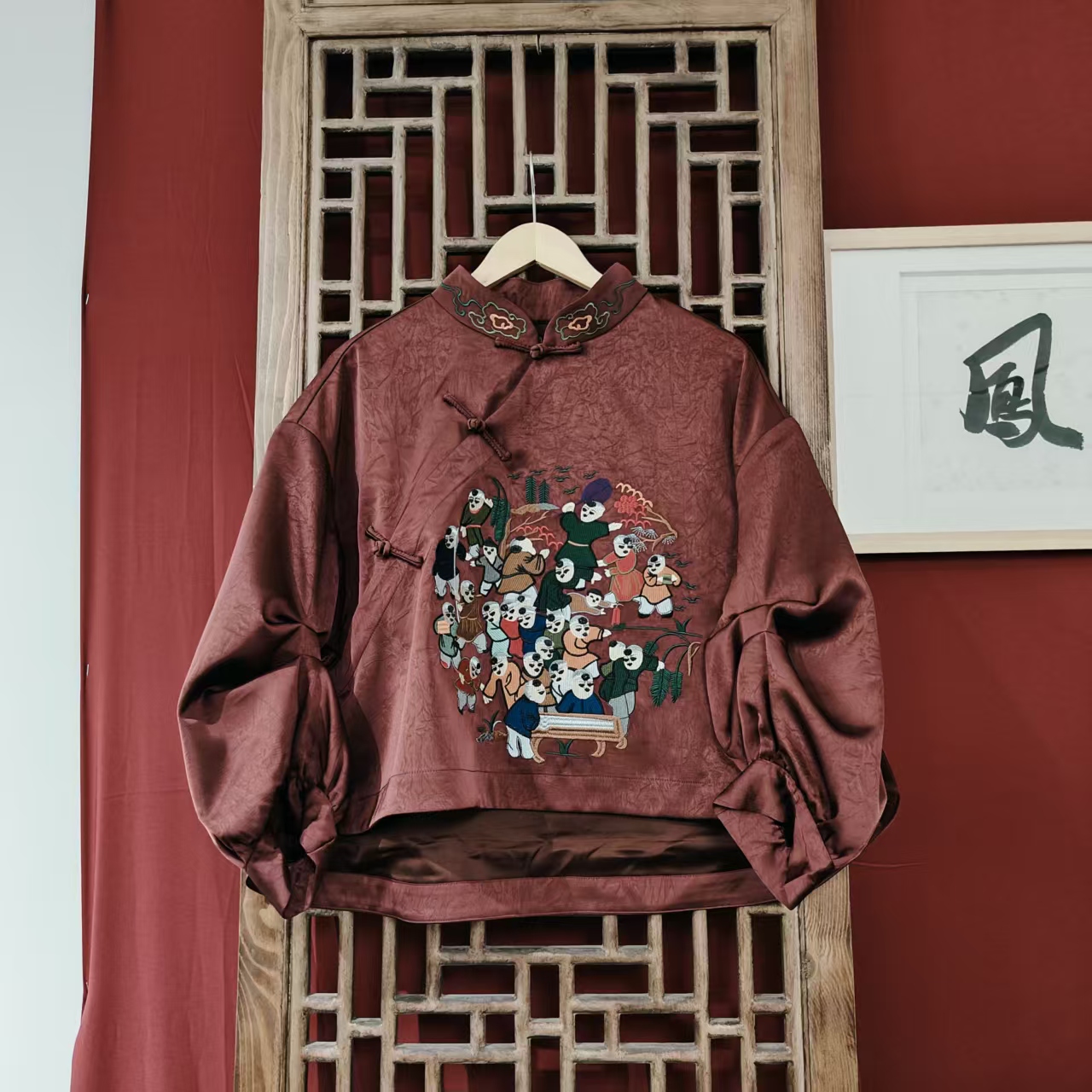 双（LS488-69） 凤徕兮暗红色冰裂纹百子图刺绣捏褶斜襟盘扣上衣  