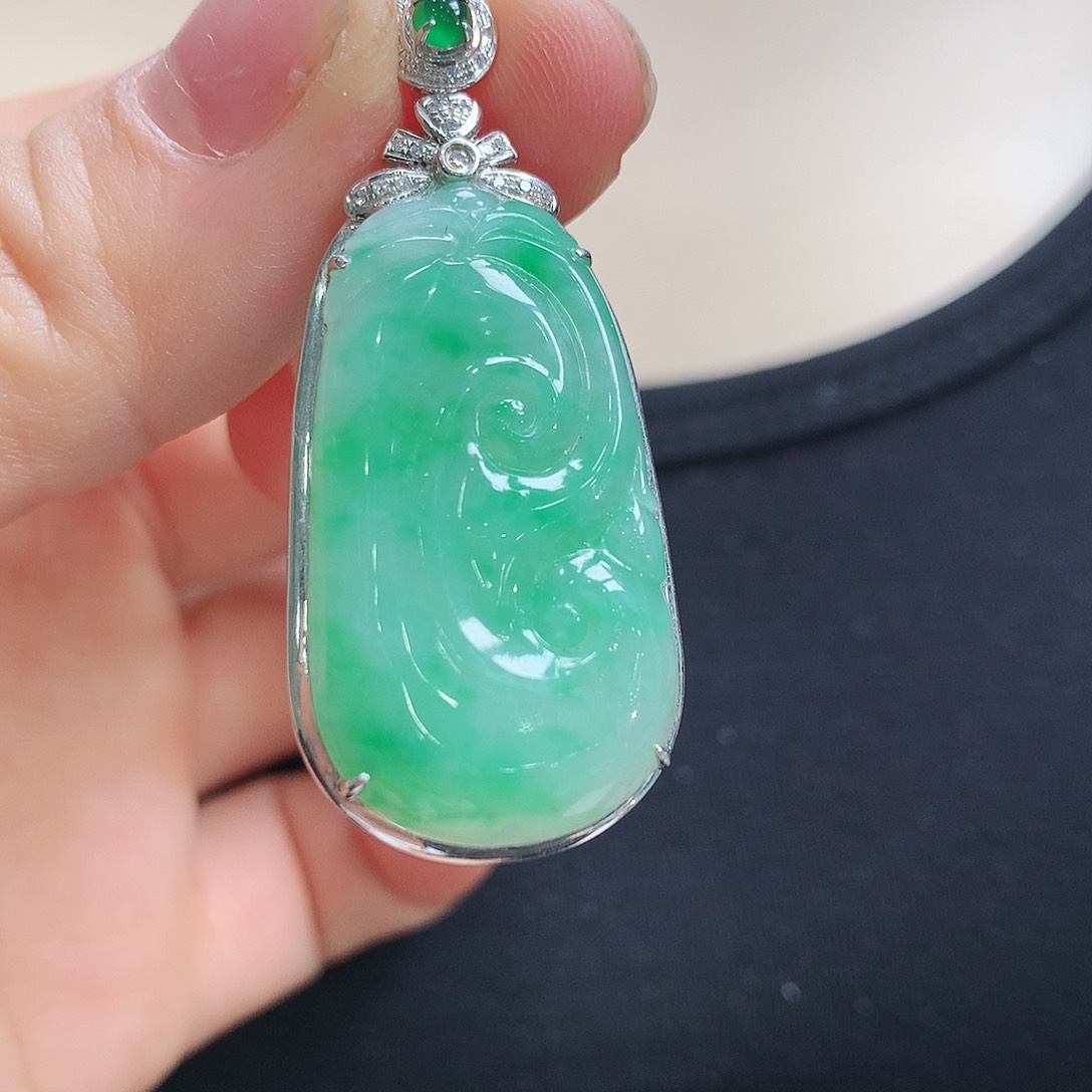 翡翠颈饰18K金镶嵌如意