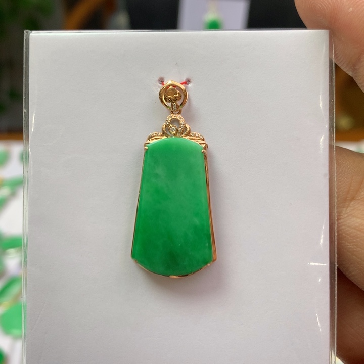 翡翠颈饰18K金镶嵌翡翠