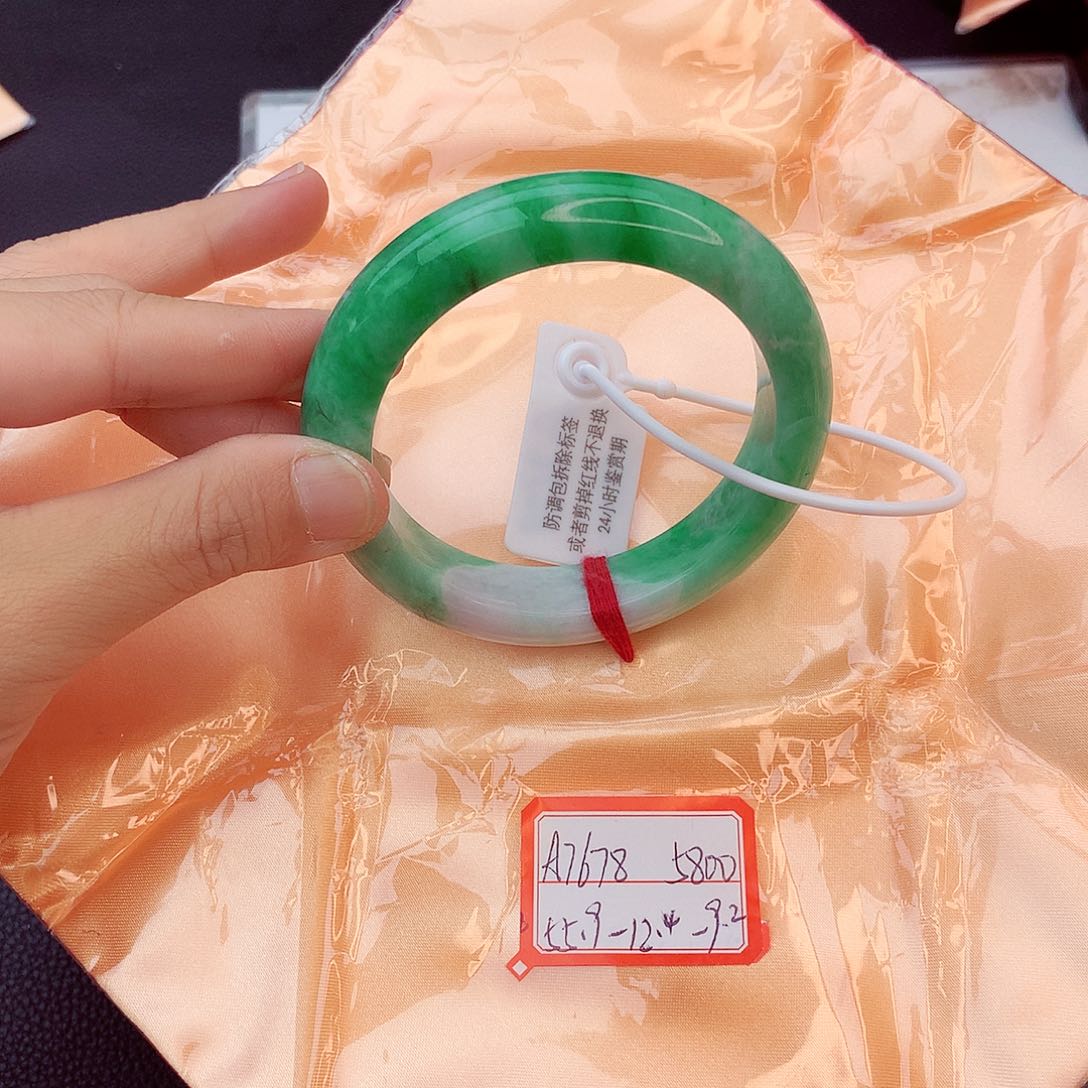 翡翠手镯未镶嵌翡翠