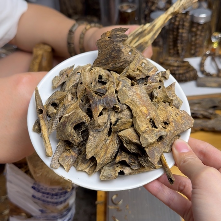 沉香沉香碎屑落*?乌身圆叶品种块料124克➕多样性发货