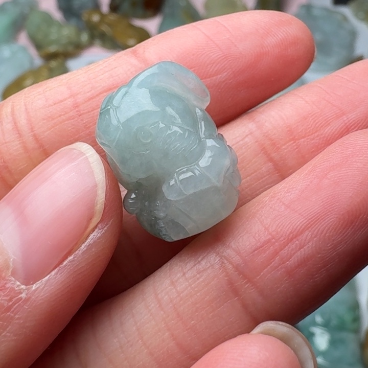 翡翠未镶嵌颈饰小兔子