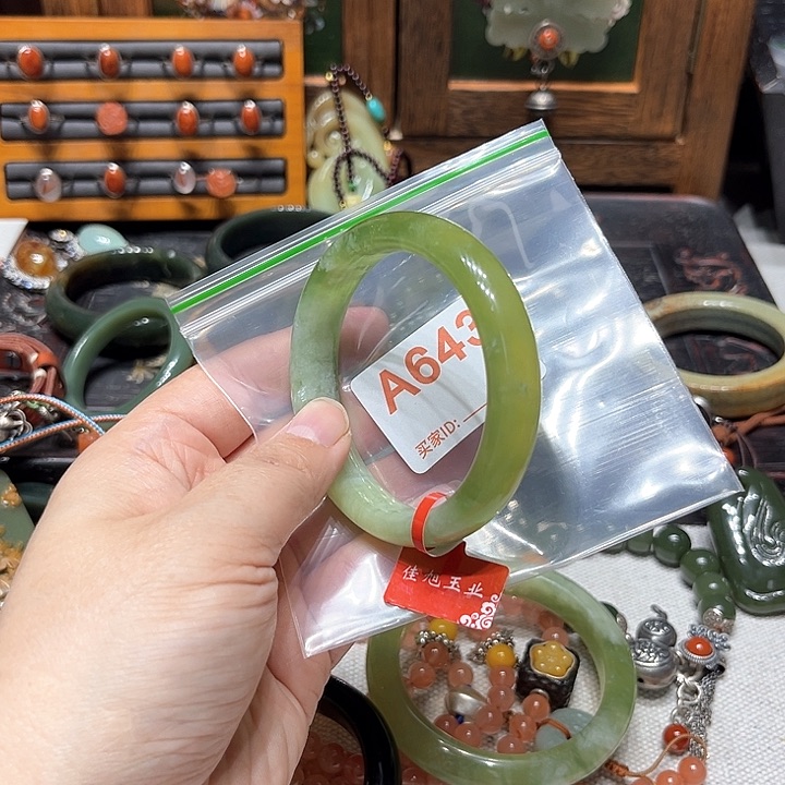 岫岩河磨玉（透闪石质玉）手镯未镶嵌