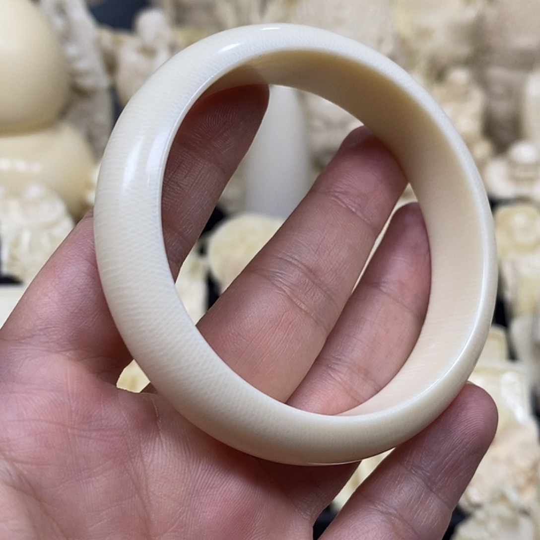 紫檀木类端景台猛犸牙手镯