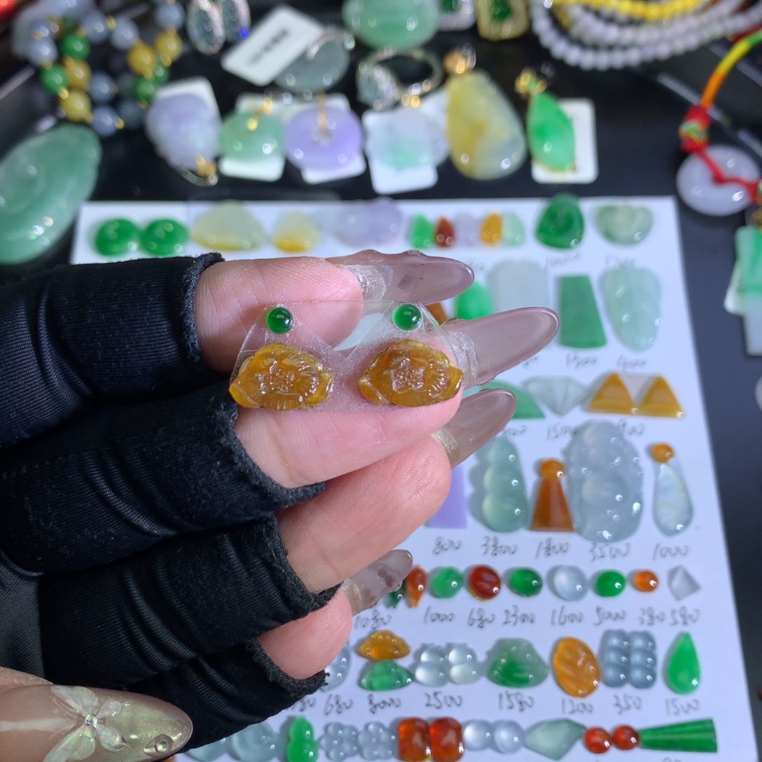 翡翠裸石未镶嵌黄花