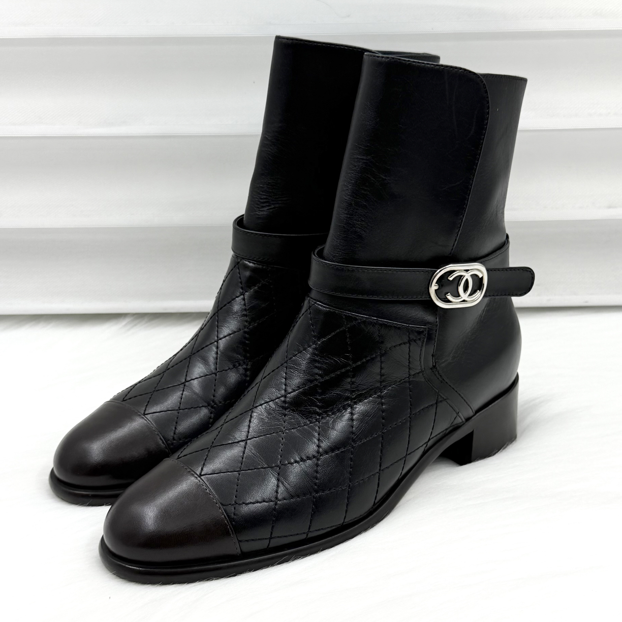 99新 Chanel/香奈儿 双c菱格纹切尔西短靴 38码 公价1.2w j1251