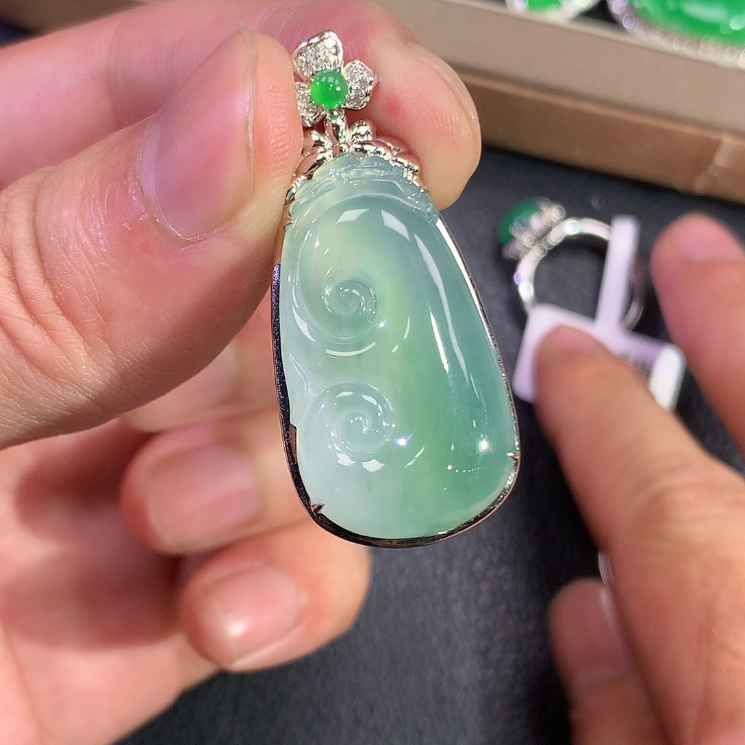 翡翠吊坠(赠链)18K金镶嵌