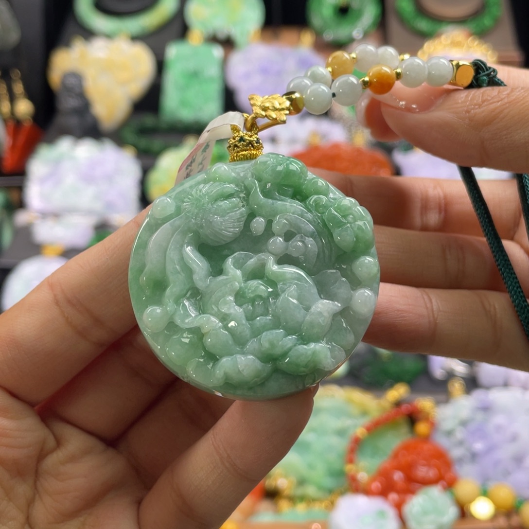 翡翠未镶嵌颈饰待编织