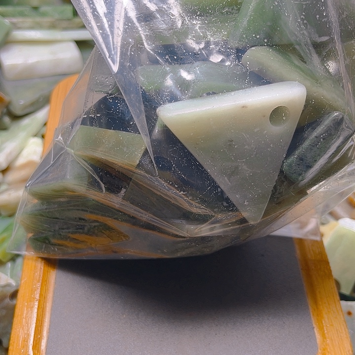 红***牛和田玉（糖玉）未镶嵌颈饰