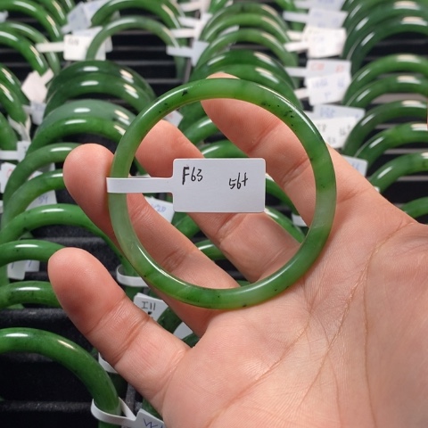 和田玉（碧玉）手镯未镶嵌有瑕疵