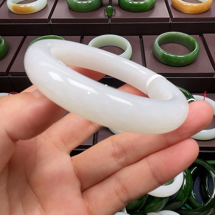 阳***。和田玉未镶嵌手镯