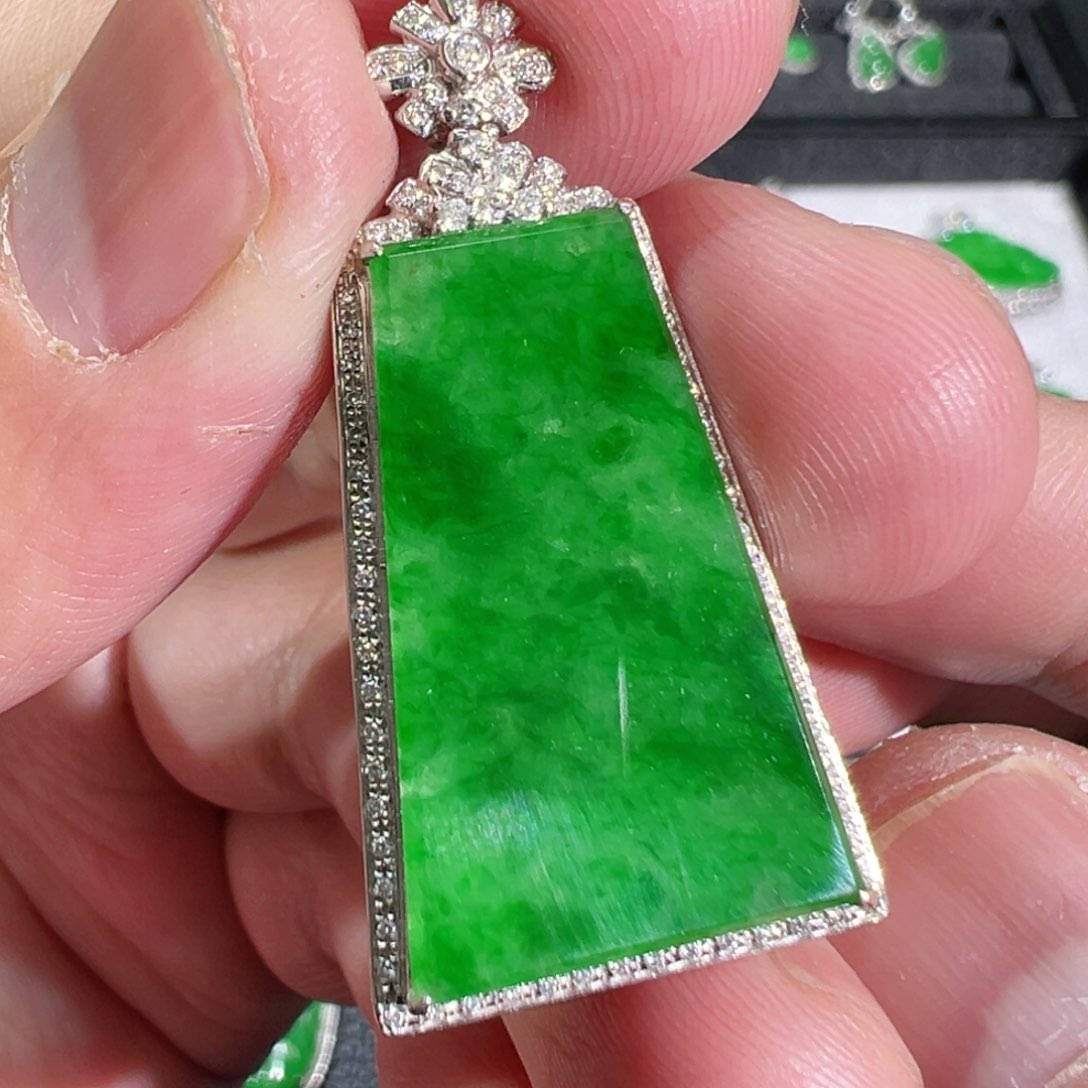 【闪购商品】翡翠吊坠(不含链)18K金镶嵌