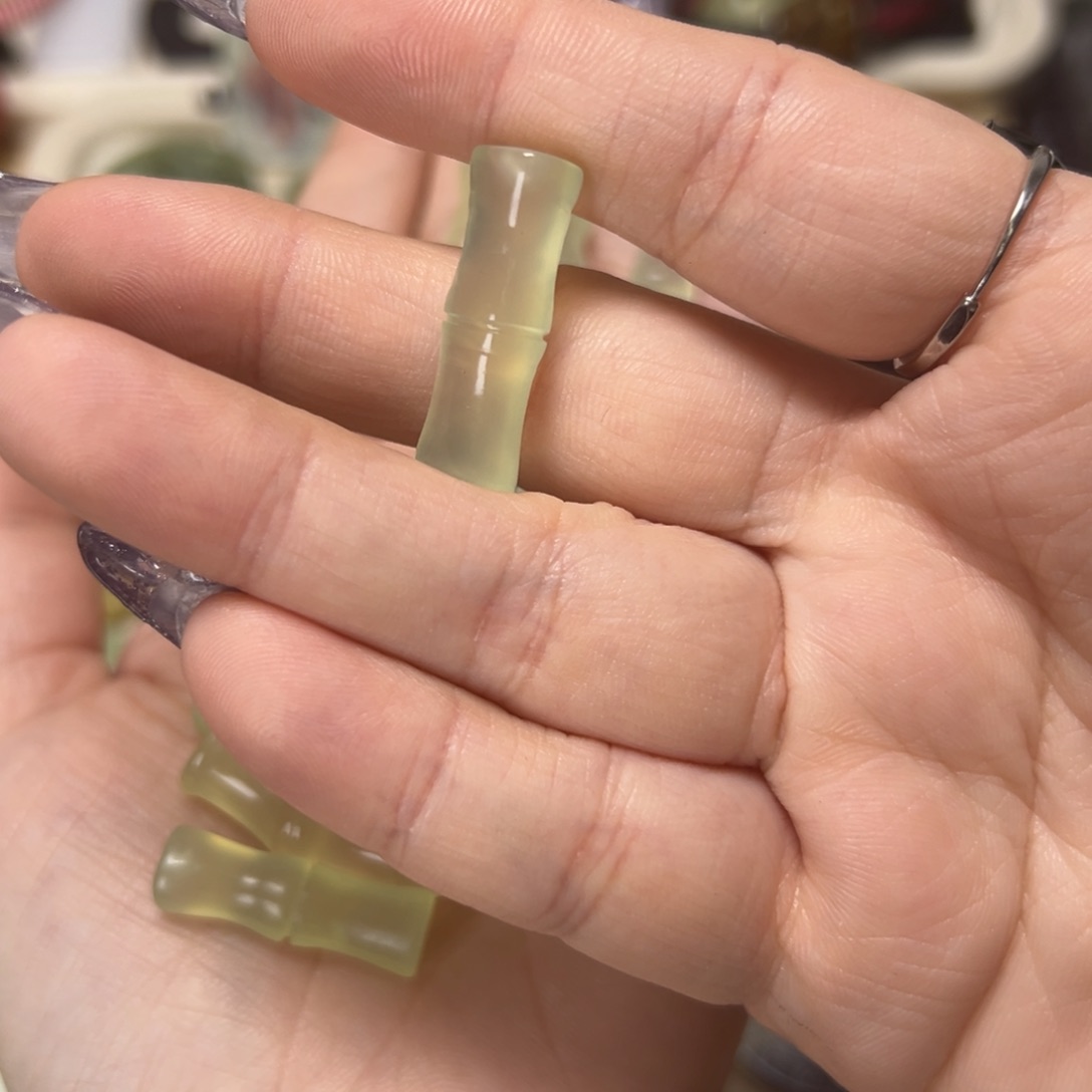 蛇纹石玉颈饰合金