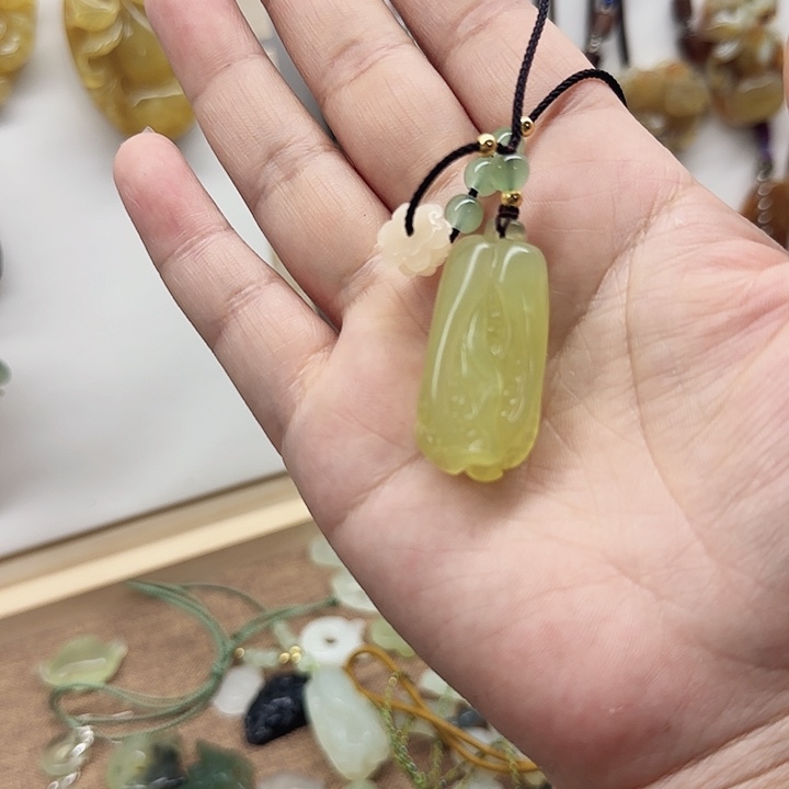 皓***妈岫玉合金颈饰白菜