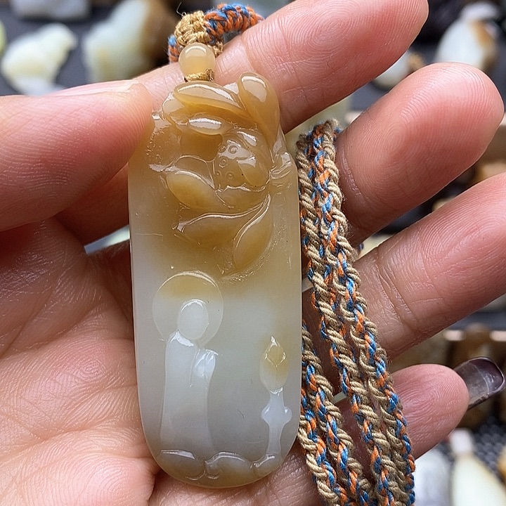 颈饰未镶嵌和田玉（糖玉）邪****嘎