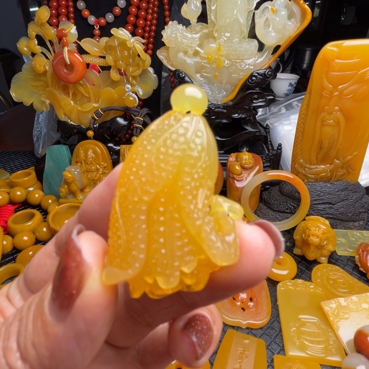 未镶嵌石英质玉（黄龙玉）颈饰