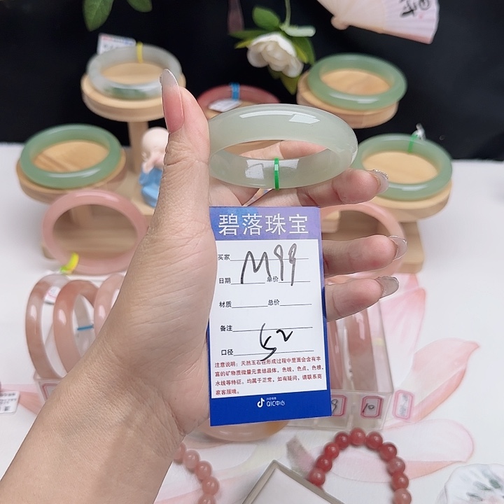 屁****石英质玉未镶嵌手镯