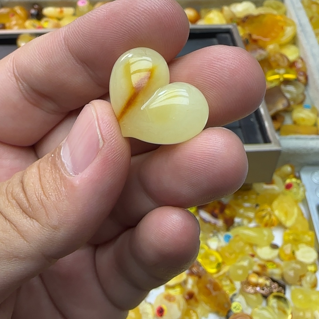 琥珀未镶嵌裸石2.4克有瑕