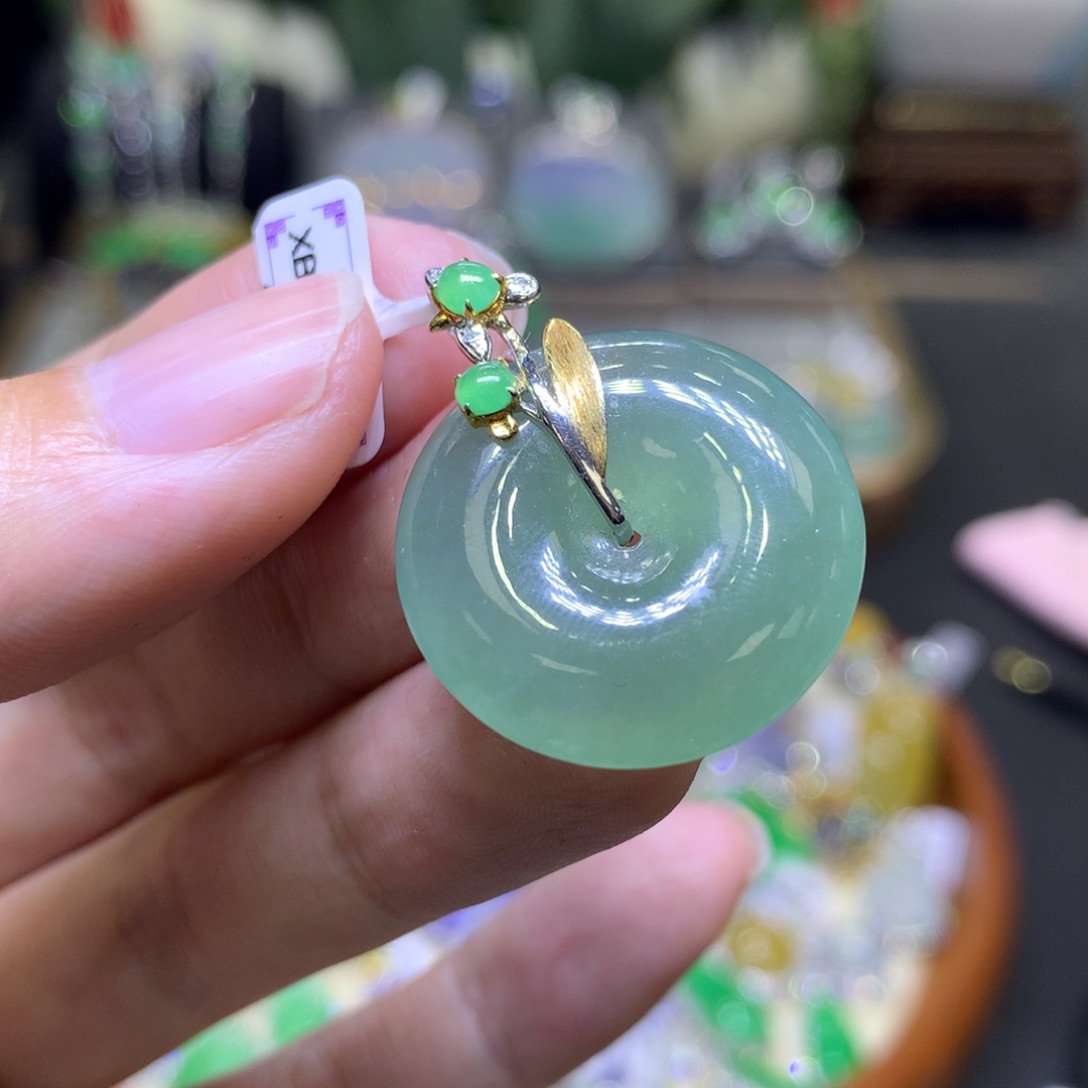 翡翠18K金镶嵌颈饰翡翠吊坠项链