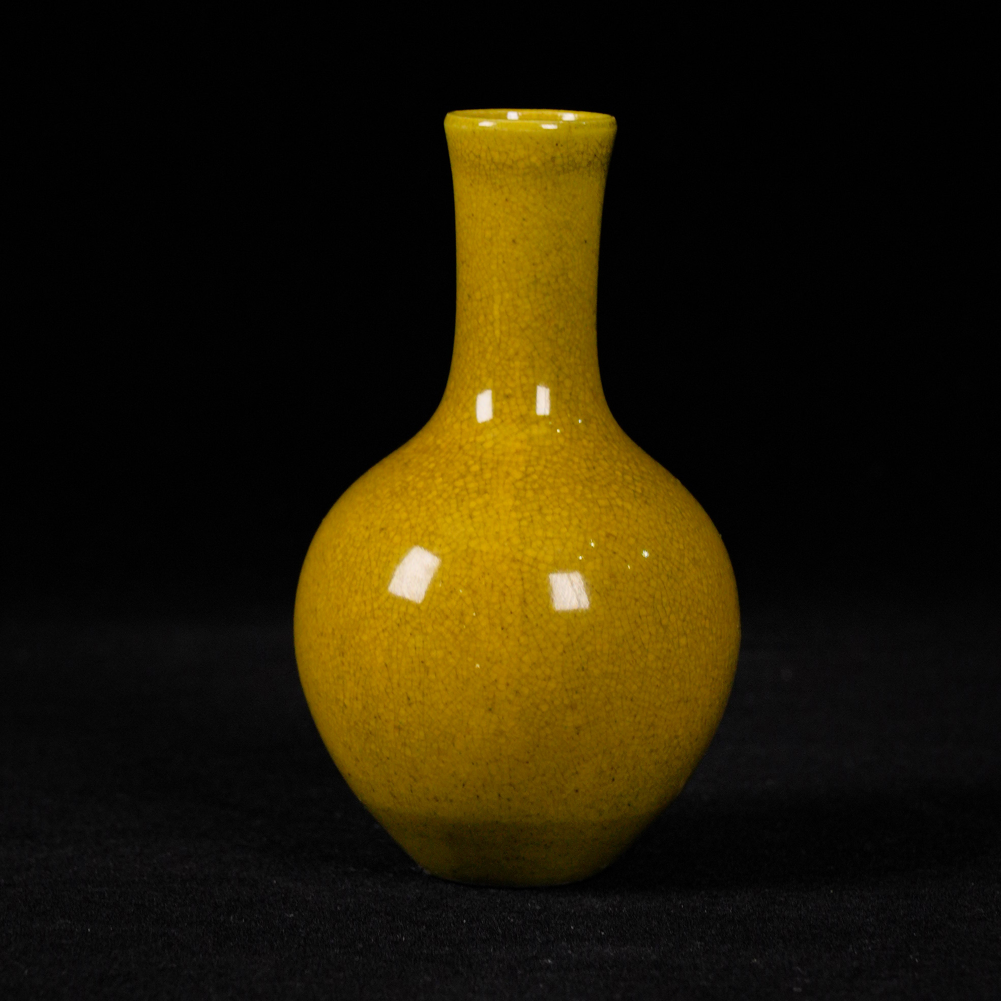 晚清黄釉小天球瓶