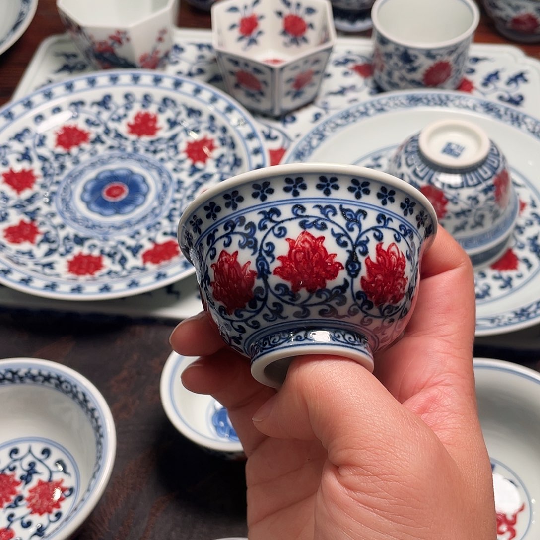 现****青花釉里红缠枝莲压手杯
