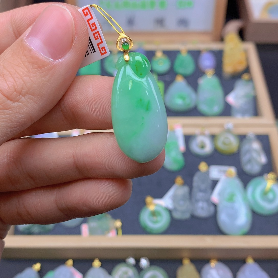 翡翠颈饰18K金镶嵌翡翠