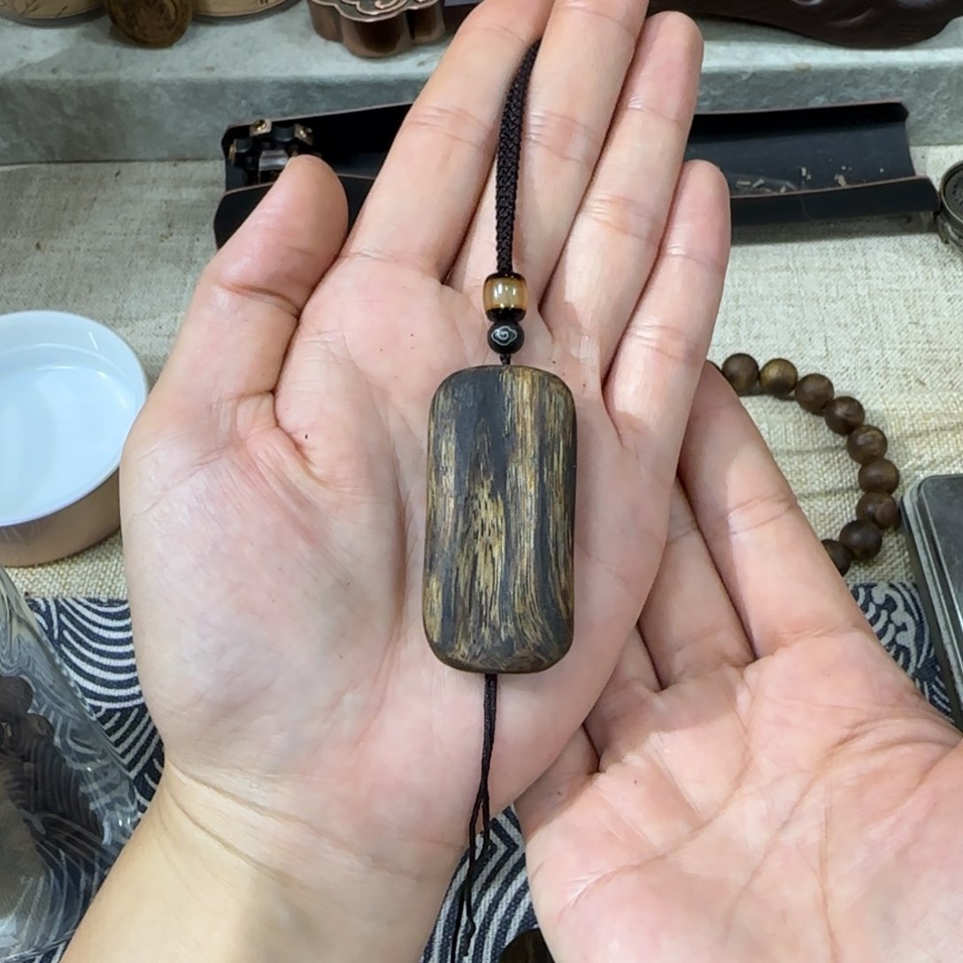 沉香吊坠素牌绿奇
