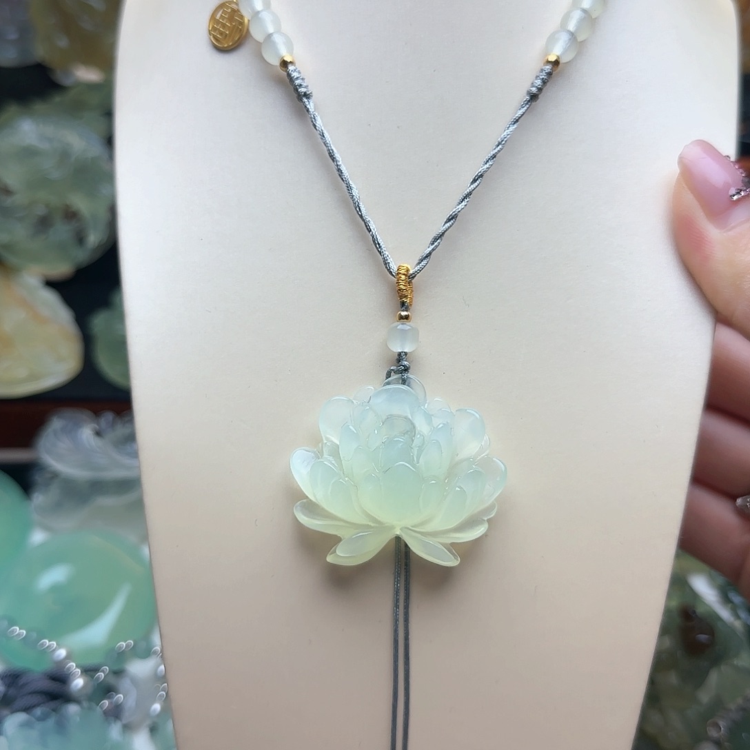 蛇纹石玉颈饰未镶嵌