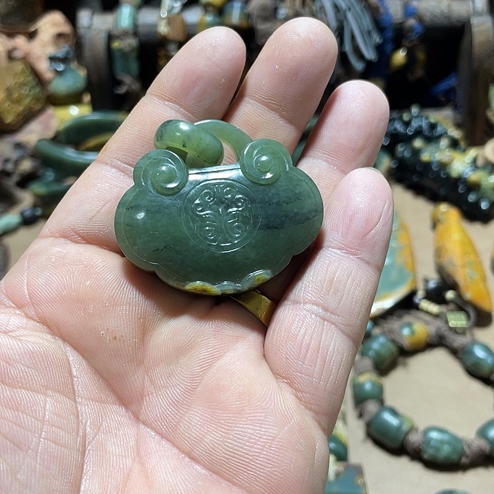 岫岩河磨玉（透闪石质玉）把件未镶嵌魅****轮