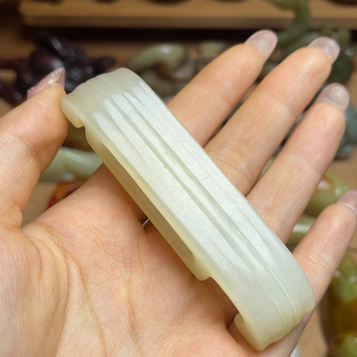 羌***柳蛇纹石玉未镶嵌颈饰