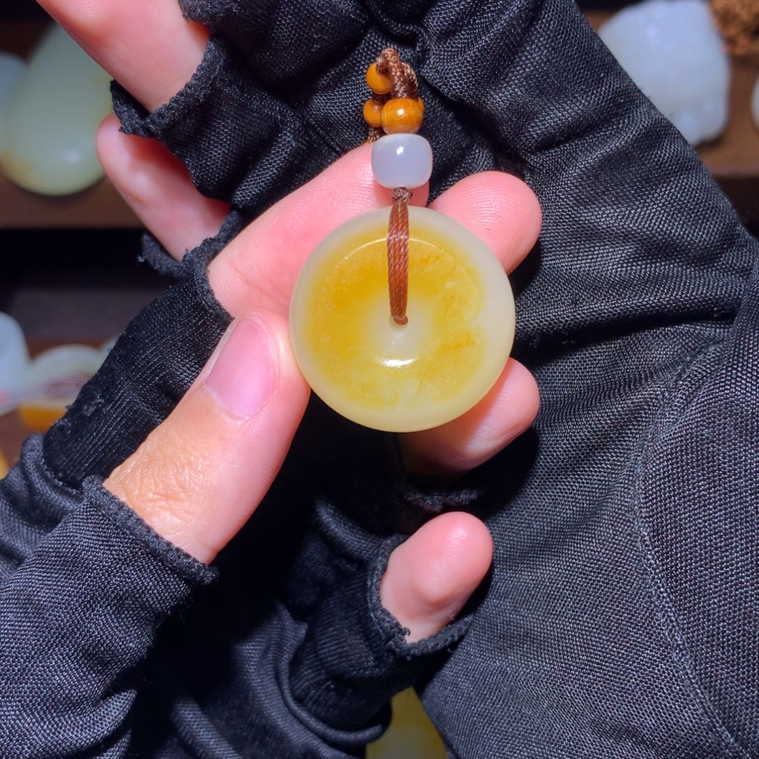 橙***技颈饰未镶嵌和田玉