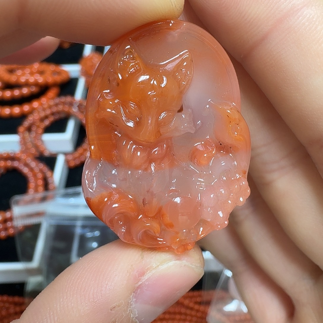 南红玛瑙未镶嵌川料瓦西冰飘九尾狐16.7g