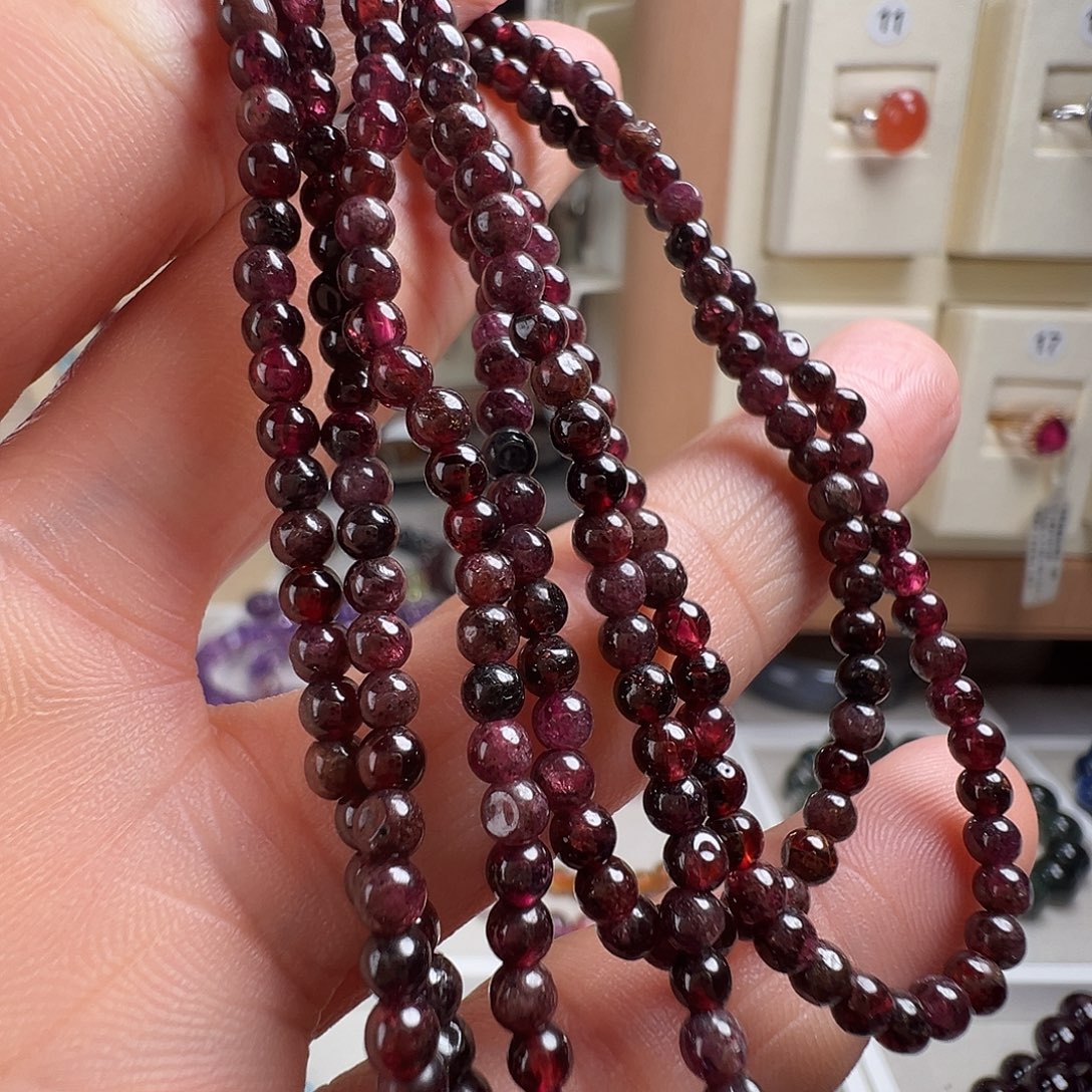 颈饰石榴石未镶嵌天然石榴石