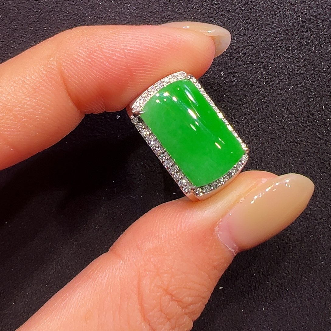 小****翡翠18K金镶嵌戒指马鞍