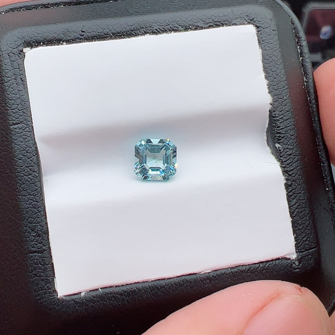 海蓝宝石裸石未镶嵌0.97克拉