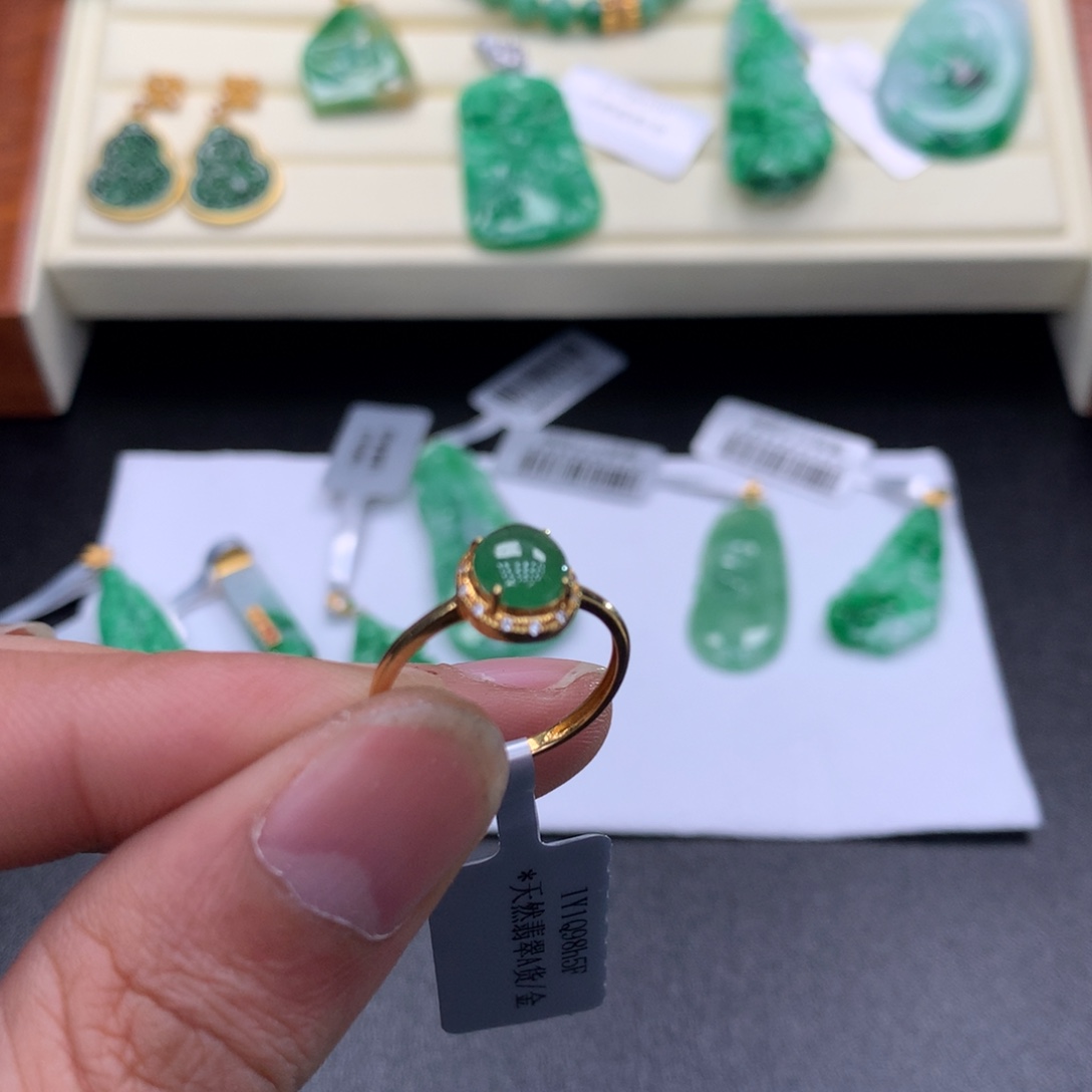 晚****翡翠18K金镶嵌颈饰吊坠